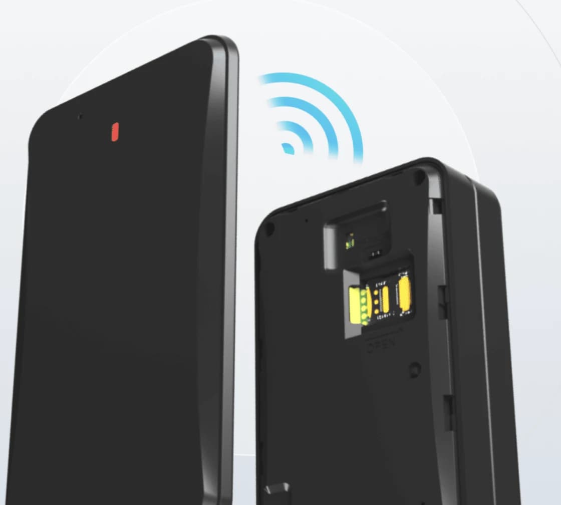 Rastreador GPS inalámbrico con la tapa abierta, mostrando la ranura SIM y la señal de red