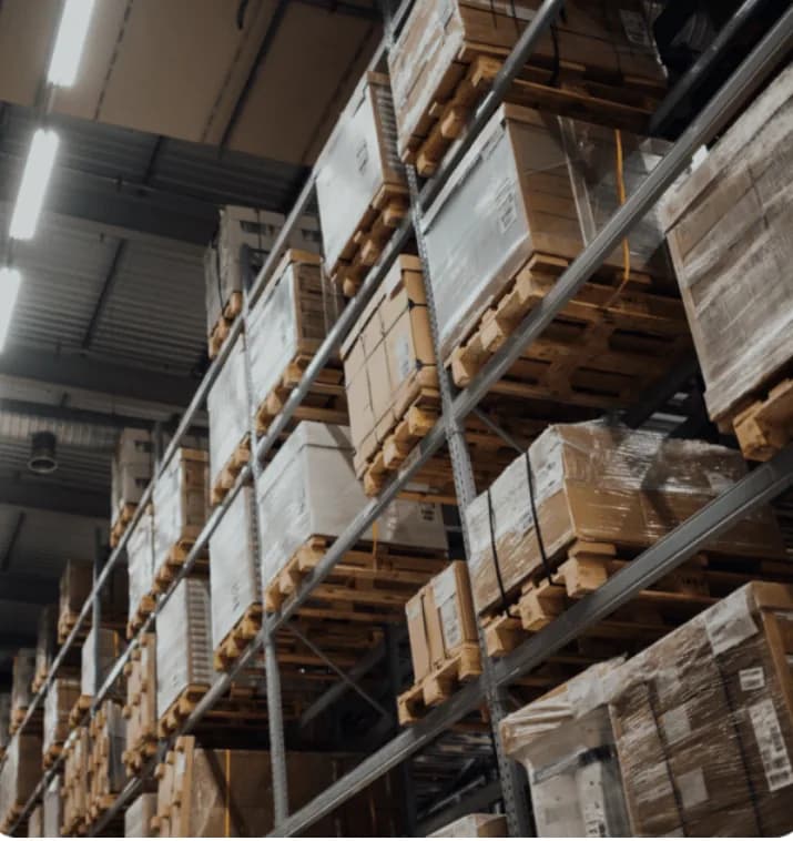 Almacén logístico con pallets y mercadería en racks