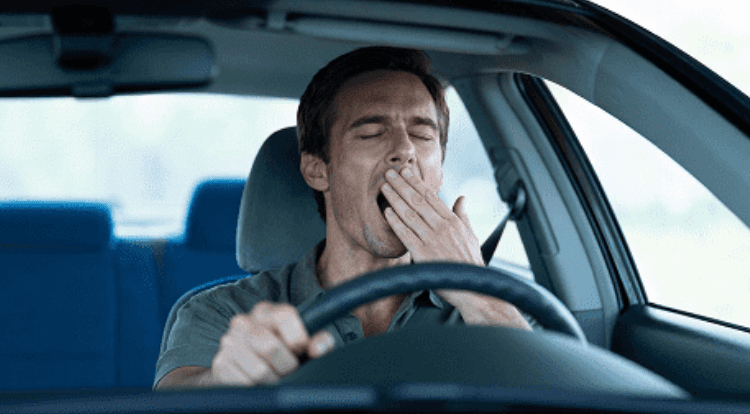 Conductor bostezando al volante, captado por la cámara con IA